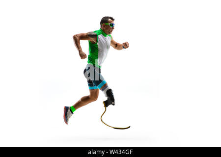 Athleten mit Behinderungen oder amputee auf weißem studio Hintergrund isoliert. Professionelle männlichen Läufer mit Bein Prothese Training und Üben im Studio. Behindertensport und gesunden Lebensstil Konzept. Stockfoto