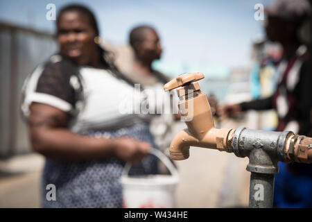 Bewohner von Joe Slovo informellen Siedlung, Cape Town, Western Cape, Südafrika haben ein Unbehagliches Leben Situation unter der Drohung von Zwangsräumungen Stockfoto