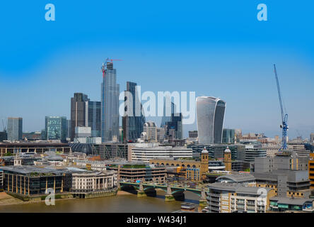 Stadt London, Vereinigtes Königreich, 6. Juli 2019: London Skyline von South Bank gesehen, Themse im Vordergrund auf Sommer Tag Stockfoto