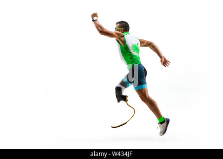 Athleten mit Behinderungen oder amputee auf weißem studio Hintergrund isoliert. Professionelle männlichen Läufer mit Bein Prothese Training und Üben im Studio. Behindertensport und gesunden Lebensstil Konzept. Stockfoto