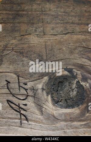 1970 s Woodburned Initialen als Signatur des Künstlers Algirdas Grigaitis Stockfoto