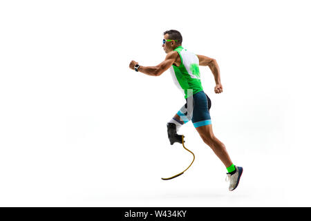 Athleten mit Behinderungen oder amputee auf weißem studio Hintergrund isoliert. Professionelle männlichen Läufer mit Bein Prothese Training und Üben im Studio. Behindertensport und gesunden Lebensstil Konzept. Stockfoto