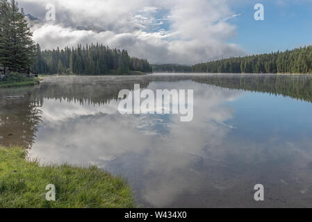Wolken bei Johnson Lake im Banff National Park, Alberta, Kanada Stockfoto