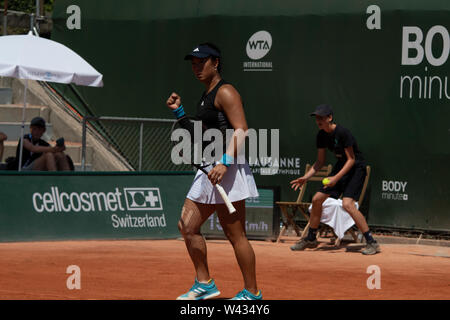 Lausanne, Schweiz. 19 Juli, 2019. Lausanne-Switzerland, 19/07/2019 - Han Xinyun China die Gesten gegen Bernarda Pera der Vereinigten Staaten während des Viertelfinale singles Frauen an der Ladies Open Lausanne 2019, WTA Credit: Eric Dubost/Pacific Press/Alamy leben Nachrichten Stockfoto