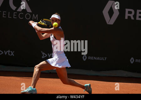 Lausanne, Schweiz. 19 Juli, 2019. Lausanne-Switzerland, 19/07/2019: Bernarda Pera der Vereinigten Staaten, die einen Rückschlag gegen Han Xinyun Chinas während der viertelfinale singles Frauen an der Ladies Open Lausanne 2019, WTA Credit: Eric Dubost/Pacific Press/Alamy leben Nachrichten Stockfoto