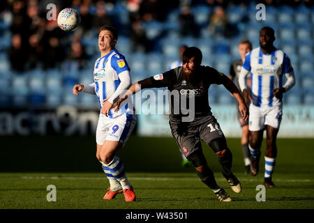 Lukas Norris von Colchester United sieht, hinter Michael Bostwick von Lincoln City - Colchester United v Lincoln City, Sky Bet Liga Zwei, JobServe Gemeinschaft Stadion, Colchester - 27. Oktober 2018 erhalten Stockfoto