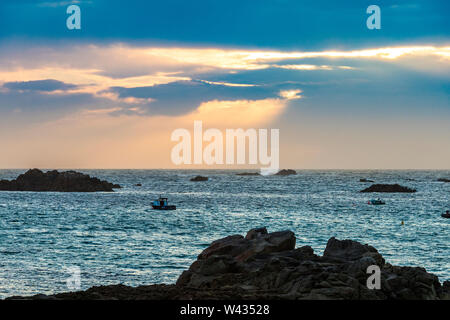 Die Sonne über Cobo Bay, Guernsey, Kanalinseln, Großbritannien Stockfoto