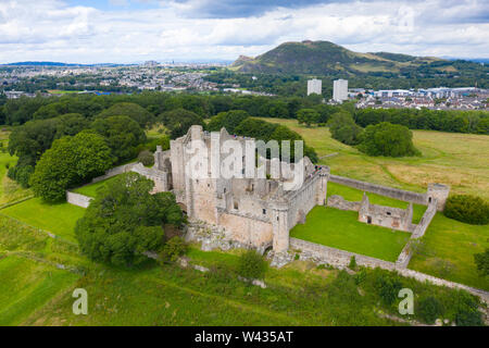 Ansicht von Craigmillar Castle und die Skyline von Edinburgh, Schottland, Großbritannien. Stockfoto