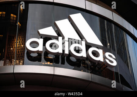 Eine deutsche multinationale Sportswear corporation Adidas Logo in Shanghai gesehen. Stockfoto