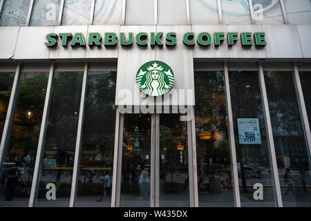 Ein amerikanischer Kaffee und Kaffeehaus Kette Starbucks Store und Logo in Shanghai gesehen. Stockfoto