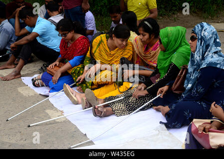 Bangladeshi visuell herausgefordert Absolvent Personal sitzen eine Straße bei einem Protest vor dem nationalen Parlament in Dhaka zu Am 10. Juli 2019, Stockfoto