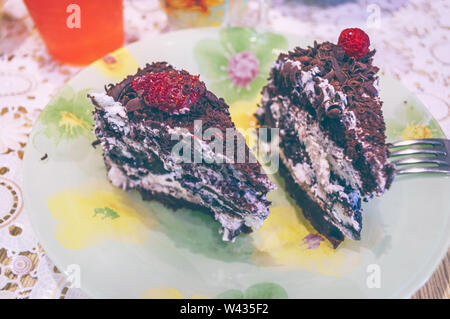 Paar Stücke mit hausgemachter Schokoladenkuchen mit Gabel liegen auf Platte Stockfoto