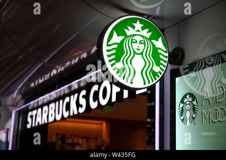 Ein amerikanischer Kaffee und Kaffeehaus Kette Starbucks Store und Logo am Platz des Volkes in Shanghai gesehen. Stockfoto