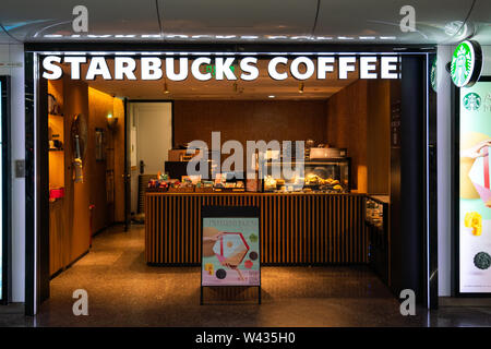 Ein amerikanischer Kaffee und Kaffeehaus Kette Starbucks Store und Logo am Platz des Volkes in Shanghai gesehen. Stockfoto