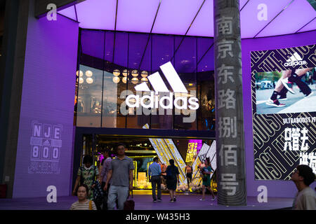 Kunden an einer deutschen multinationalen Sportswear corporation Adidas Store gesehen auf East Nanjing Road in Shanghai. Stockfoto