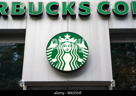 Ein amerikanischer Kaffee und Kaffeehaus Kette Starbucks Store und Logo in Shanghai gesehen. Stockfoto