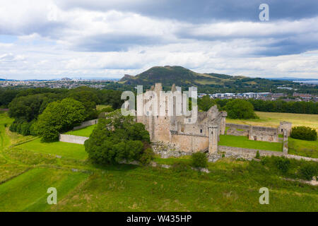 Ansicht von Craigmillar Castle und die Skyline von Edinburgh, Schottland, Großbritannien. Stockfoto