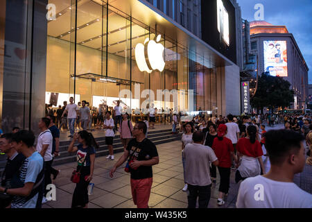 Fußgänger vorbei an einem amerikanischen multinationalen Unternehmen Apple Store auf East Nanjing Road in Shanghai. Stockfoto