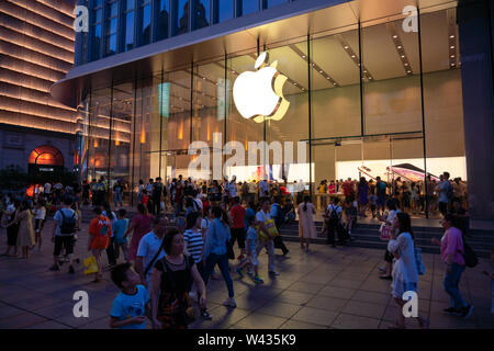 Fußgänger vorbei an einem amerikanischen multinationalen Unternehmen Apple Store auf East Nanjing Road in Shanghai. Stockfoto