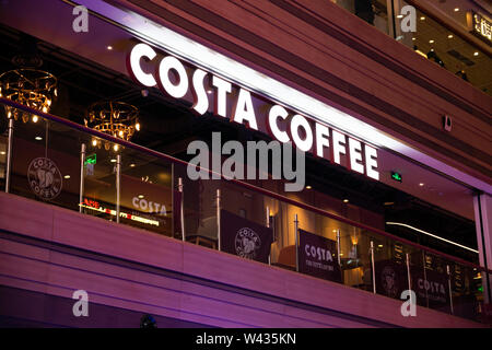 Eine Britische multinationale Kaffeehaus unternehmen Costa Coffee Store und Logo in Henderson Metropolitan in Shanghai gesehen. Stockfoto