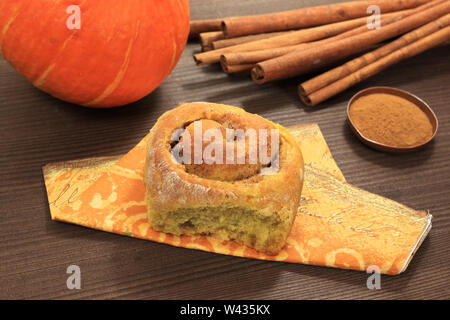 Kürbis süßes Brötchen mit Gewürzen Zusammensetzung Stockfoto