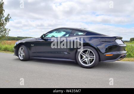 Schleswig-Holstein, Deutschland - Juni 02, 2019: Ford Mustang 2018 Sportwagen sonnigen Tag anzeigen Stockfoto