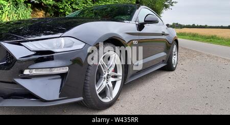 Schleswig-Holstein, Deutschland - Juni 02, 2019: Ford Mustang 2018 Sportwagen sonnigen Tag anzeigen Stockfoto