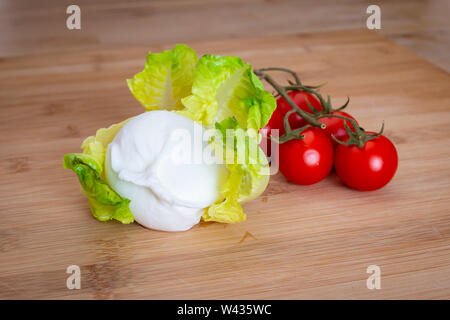 Zusammensetzung von Tomaten, Salat und burrata Käse handgefertigt in Apulien, Italien Stockfoto