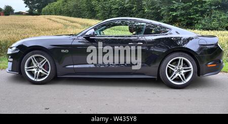 Schleswig-Holstein, Deutschland - Juni 02, 2019: Ford Mustang 2018 Sportwagen sonnigen Tag anzeigen Stockfoto