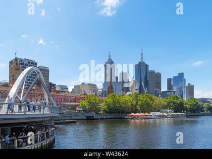 Yarra River und Central Business District (CBD) von Southbank aus gesehen mit Evan Walker Bridge auf der linken Seite, Melbourne, Australien Stockfoto