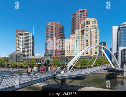 Evan Walker Brücke über den Fluss Yarra mit der Southgate Shopping Center und Skyline von Southbank, Melbourne, Victoria, Australien Stockfoto