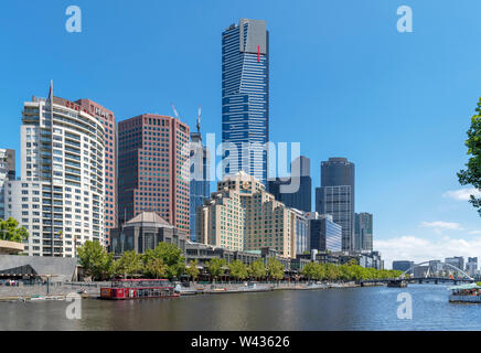 Eureka Tower und andere hohe Gebäude in Southbank gesehen über den Fluss Yarra, Melbourne, Victoria, Australien Stockfoto