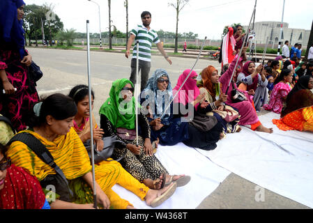 Bangladeshi visuell herausgefordert Absolvent Personal sitzen eine Straße bei einem Protest vor dem nationalen Parlament in Dhaka zu Am 10. Juli 2019, Stockfoto