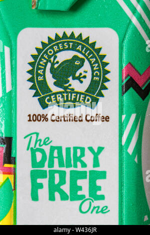 Rainforest Alliance Certified 100% zertifizierter Kaffee Detail auf Karton von Jimmys Eiskaffee - Die Molkerei kostenlos ein Oat Latte Molkerei Kostenloses Getränk Stockfoto