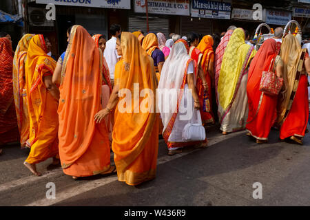 Sari gekleidete Frauen von der Jain Gemeinschaft in Mumbai, Indien, die an eine religiöse Prozession durch Bhuleshwar, getrennt von den Männern Stockfoto