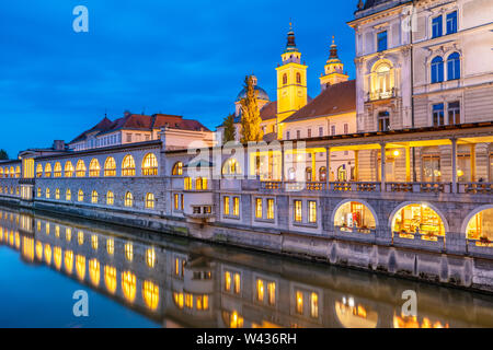 Nacht Reflexionen der Bögen von plečnik der Arkaden des zentralen Marktplatz Spalten in den Fluss Ljubljanica Ljubljana Slowenien EU Europa Stockfoto