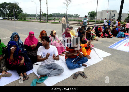 Bangladeshi visuell herausgefordert Absolvent Personal sitzen eine Straße bei einem Protest vor dem nationalen Parlament in Dhaka zu Am 10. Juli 2019, Stockfoto