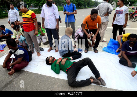 Bangladeshi visuell herausgefordert Absolvent Personal sitzen eine Straße bei einem Protest vor dem nationalen Parlament in Dhaka zu Am 10. Juli 2019, Stockfoto