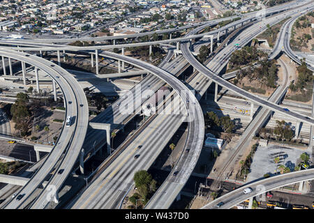 Luftaufnahme der 110 und 105 Autobahnanschlussstelle Rampen in der Nähe der Innenstadt von Los Angeles in Südkalifornien. Stockfoto