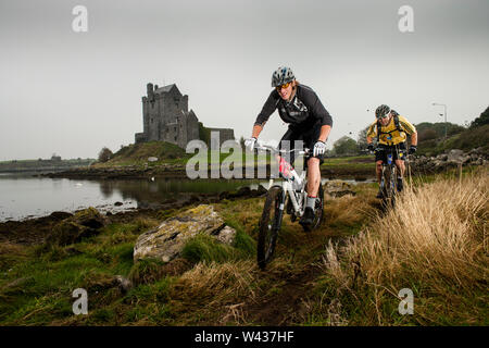 Professionelle Mountainbiker, Steve Peat (L) und Hans Rey (R) Reiten entlang der Westküste Irlands mit alten Stockfoto