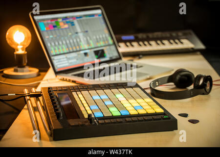 Elektronische Musik Produktion - Apple Macbook mit Ableton Live Musik Software, drücken Sie MIDI Pad Controller Stockfoto