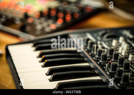 Elektronische Musik Produktion in einem heimstudio. Nahaufnahme eines Arturia Minibrute Synthesizer Keyboard, mit einem Akai APC40 midi-controller Stockfoto