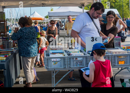 Vannes, FRANKREICH, große Menschenmengen, Familien im Urlaub, Einkaufen in, französischer Flohmarkt, Region Bretagne, französisches Dorf, zum Verkauf Stockfoto