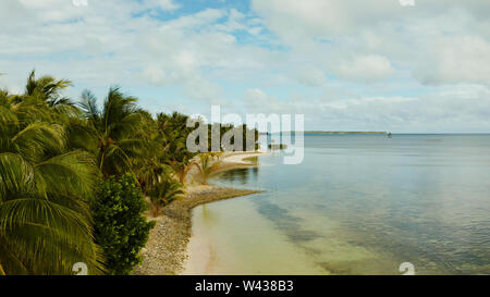 Tropischen Sandstrand mit Palmen und blaues Wasser, Luftbild. Sommer und Reisen Urlaub Konzept. Siargao, Philippinen. Stockfoto