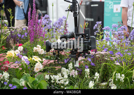 BBC Gärtner Welt Kamera auf eine Jib Arm in einem Garten in der RHS Tatton Park Flower Show 2019. Tatton Park, Knutsford, Cheshire, England Stockfoto
