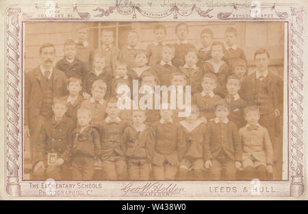 Viktorianische Kabinett Karte zeigt eine Gruppe von Yorkshire Schule Jungen und ihre Lehrer. Stockfoto