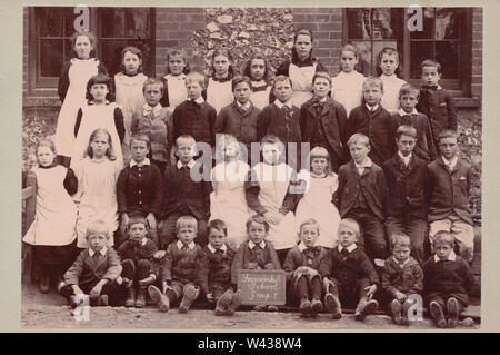 Viktorianische Kabinett Karte zeigt eine Gruppe von Mädchen und Jungen aus swyncombe Schule, Oxfordshire, England. Stockfoto