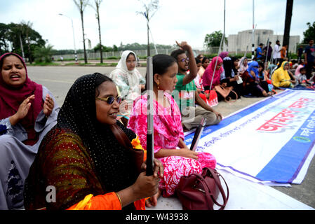 Bangladeshi visuell herausgefordert Absolvent Personal sitzen eine Straße bei einem Protest vor dem nationalen Parlament in Dhaka zu Am 10. Juli 2019, Stockfoto