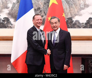 Peking, China. 19 Juli, 2019. Chinesischen Staatsrat und Außenminister Wang Yi (R) und ein Besuch des französischen Präsidenten diplomatischer Berater Emmanuel Bonne co-Chair der neuen Runde der Konsultationen zwischen den Koordinatoren für das China-France strategischen Dialog in Peking, der Hauptstadt von China, 19. Juli 2019. Credit: Shen Hong/Xinhua/Alamy leben Nachrichten Stockfoto