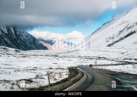 Georgische Heerstraße. Die kurvenreiche Panoramastraße zwischen den Bergen in Georgien. Kaukasische Hauptreihe und Kreuz übergeben Gudauri im Winter. Stockfoto